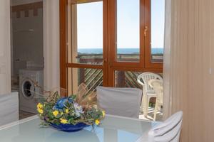 Frontevistamare con piscine parco e parcheggio