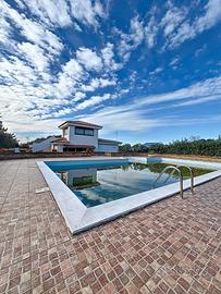 Villa con piscina vicino alla città