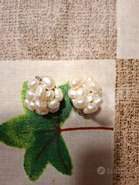 Orecchini a clip con grappolo di perle