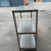 scaffale grigio in ferro