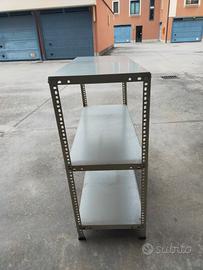 scaffale grigio in ferro