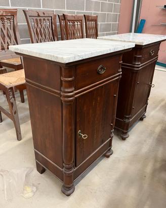 Coppia di comodini in legno con piano in marmo