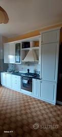 Cucina completa di elettrodomestici  e tavolo