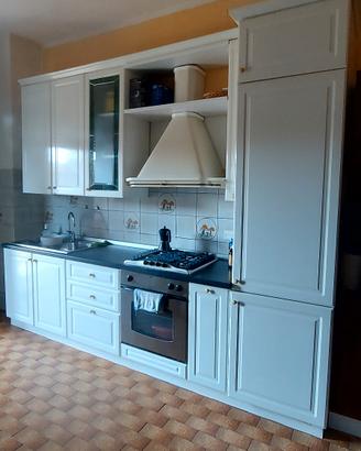 Cucina completa di elettrodomestici  e tavolo