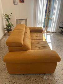 Divano in microfibra con poggiapiedi estraibile
