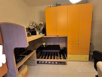 Cameretta completamente arredata