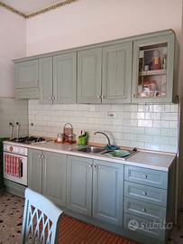 Cucina con dispensa