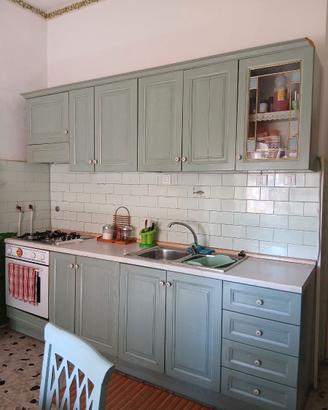Cucina con dispensa