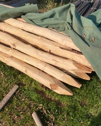 PALI IN LEGNO PER VIGNETO