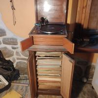 Grammofono funzionante su mobile portadischi