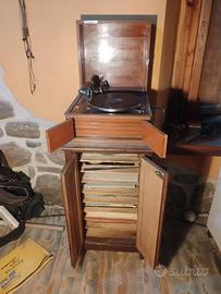 Grammofono funzionante su mobile portadischi