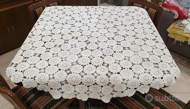 Centro tavola ricamato a mano 