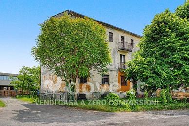Palazzo / Stabile di 800 m² con più di 5 locali a 