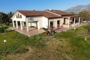 Villa di 900 m² con più di 5 locali e box auto dop