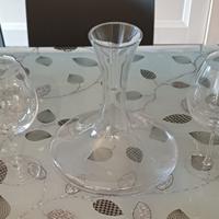 Decanter vino con due calici