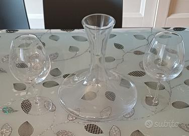 Decanter vino con due calici