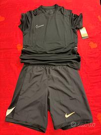 Completo NIKE nero tshirt e pantaloncini - NUOVI