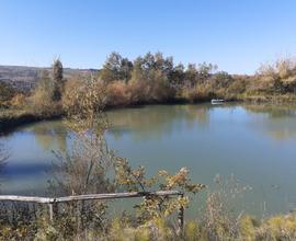 Oasi nel verde, Lago naturale e terreno