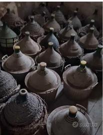 Antiche damigiane in vetro soffiato in vimjni