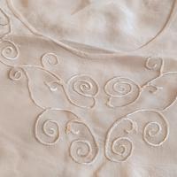Camicetta panna con ricami floreali