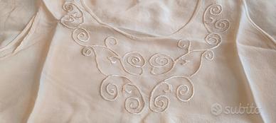 Camicetta panna con ricami floreali