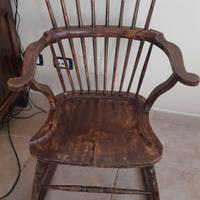 Sedia a dondolo stile Windsor in legno massello