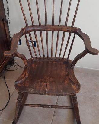 Sedia a dondolo stile Windsor in legno massello
