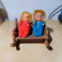 Coppia di bamboline Mattel su sedia a dondolo 