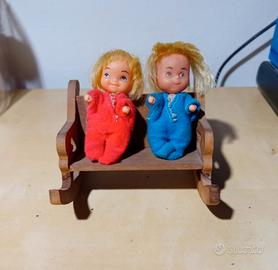 Coppia di bamboline Mattel su sedia a dondolo 
