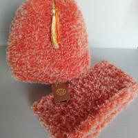 Cappello e scaldacollo a telaio fatti a mano