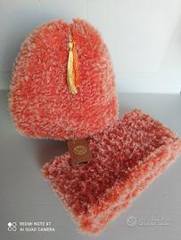 Cappello e scaldacollo a telaio fatti a mano