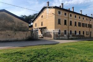 CASCINA IMMERSA NEL VERDE IDEALE PER NUOVE UNITA'