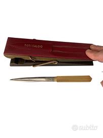 Totocalcio carte e fermacarte con tagliacarte.