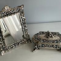 Set decorativo argentato stile Liberty