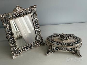 Set decorativo argentato stile Liberty