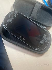 PS Vita OLED + Cavo Orig. + Custodia + 4 Giochi