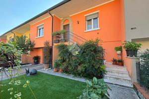 VILLA A SCHIERA A CANNETO SULL'OGLIO