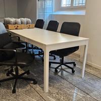Tavolo e sedie da ufficio
