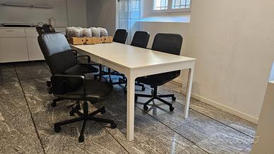 Tavolo e sedie da ufficio