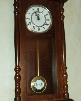 Orologio a pendolo in legno