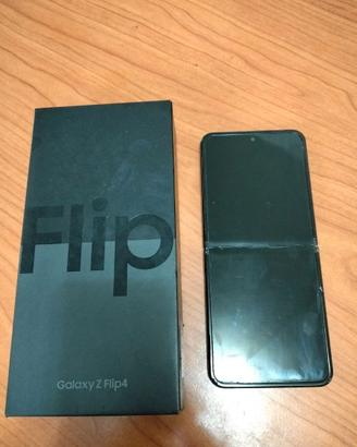 Samsung ZFlip 4 con display da sostituire