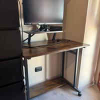 Scrivania con supporto monitor