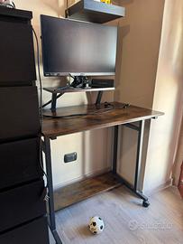 Scrivania con supporto monitor