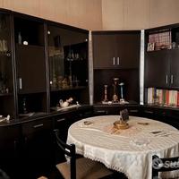 Soggiorno compreso di tavolo e sedie