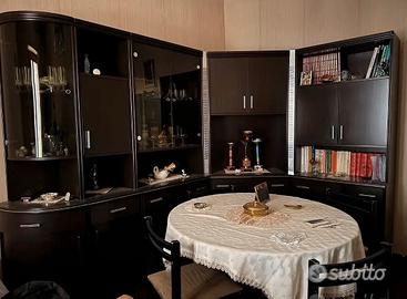 Soggiorno compreso di tavolo e sedie