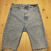 Jeans chiaro con orlo sfrangiato Bershka
