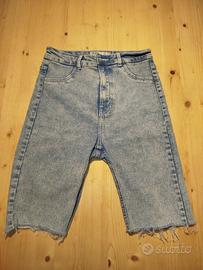 Jeans chiaro con orlo sfrangiato Bershka