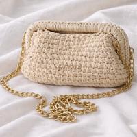 Borsa intrecciata a uncinetto con catena