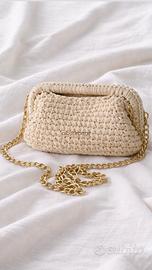 Borsa intrecciata a uncinetto con catena
