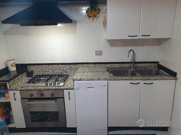 Cucina componibile top in granito bordo stondato